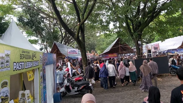 Banjarmasin, INDONESIA - 31 Mart 2023: Banjarmasin 'deki Takjil pazarının durumu, oruç tutma zamanından hemen önce. Pazarda satılan yiyecekler çeşitli ve ucuz..