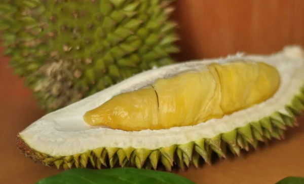 Całe Krojone Duriany Owocami Serwowanymi Drewnianym Stole — Zdjęcie stockowe