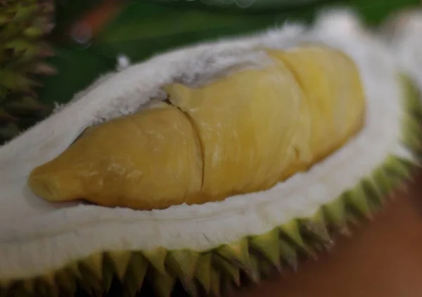 Hele Gesneden Durians Met Fruit Geserveerd Houten Tafel — Stockfoto