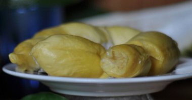Durian taze ve olgun. Durian, Asya meyvesidir. Sarı ve kokar. Beyaz tabakta Mon Thong Durian.
