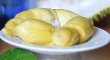 Durian taze ve olgun. Durian, Asya meyvesidir. Sarı ve kokar. Beyaz tabakta Mon Thong Durian.