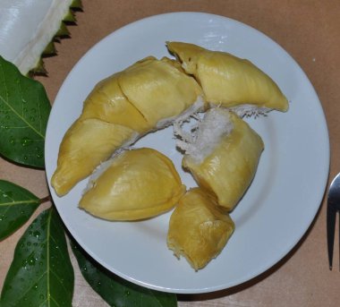 Durian taze ve olgun. Durian, Asya meyvesidir. Sarı ve kokar. Beyaz tabakta Mon Thong Durian.