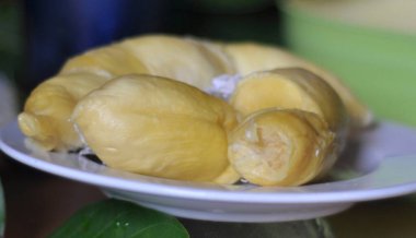 Durian taze ve olgun. Durian, Asya meyvesidir. Sarı ve kokar. Beyaz tabakta Mon Thong Durian.