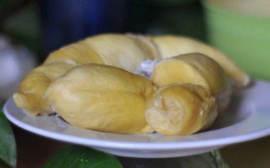 Durian taze ve olgun. Durian, Asya meyvesidir. Sarı ve kokar. Beyaz tabakta Mon Thong Durian.