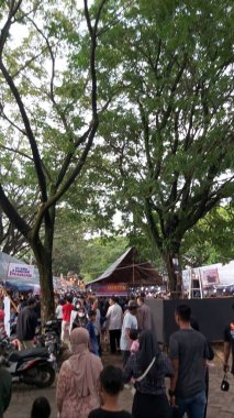 Banjarmasin, INDONESIA - 31 Mart 2023: Banjarmasin 'deki Takjil pazarının durumu, oruç tutma zamanından hemen önce. Pazarda satılan yiyecekler çeşitlidir..