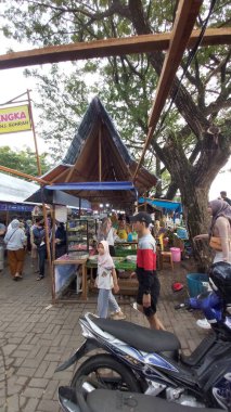 Banjarmasin, INDONESIA - 31 Mart 2023: Banjarmasin 'deki Takjil pazarının durumu, oruç tutma zamanından hemen önce. Pazarda satılan yiyecekler çeşitlidir..