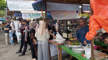 Banjarmasin, INDONESIA - 31 Mart 2023: Banjarmasin 'deki Takjil pazarının durumu, oruç tutma zamanından hemen önce. Pazarda satılan yiyecekler çeşitlidir..