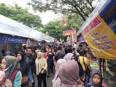 Banjarmasin, INDONESIA - 31 Mart 2023: Banjarmasin 'deki Takjil pazarının durumu, oruç tutma zamanından hemen önce. Pazarda satılan yiyecekler çeşitlidir..
