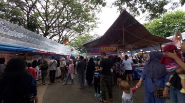 Banjarmasin, INDONESIA - 31 Mart 2023: Banjarmasin 'deki Takjil pazarının durumu, oruç tutma zamanından hemen önce. Pazarda satılan yiyecekler çeşitlidir..