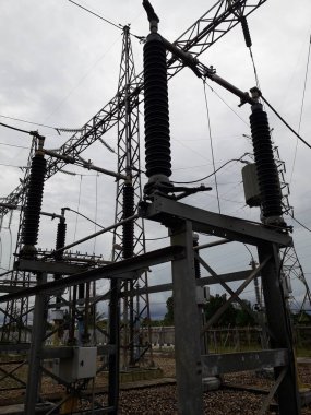 Yüksek voltajlı santralin bağlantısını kesiyorum. Elektrik şebekesinin enerji yalıtımı sağlayan kısımları kullanarak güvenli izolasyon sağlamak için kullanılan anahtar..