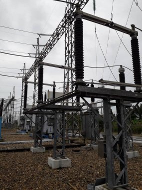 Yüksek voltajlı santralin bağlantısını kesiyorum. Elektrik şebekesinin enerji yalıtımı sağlayan kısımları kullanarak güvenli izolasyon sağlamak için kullanılan anahtar..