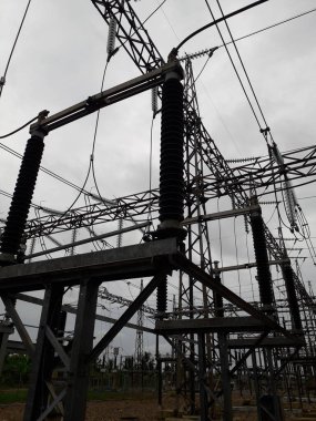 Yüksek voltajlı santralin bağlantısını kesiyorum. Elektrik şebekesinin enerji yalıtımı sağlayan kısımları kullanarak güvenli izolasyon sağlamak için kullanılan anahtar..