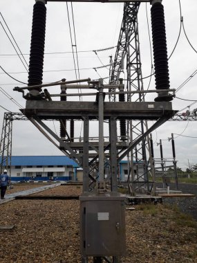 Yüksek voltajlı santralin bağlantısını kesiyorum. Elektrik şebekesinin enerji yalıtımı sağlayan kısımları kullanarak güvenli izolasyon sağlamak için kullanılan anahtar..