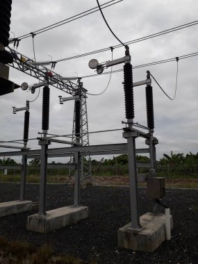 Yüksek voltajlı santralin bağlantısını kesiyorum. Elektrik şebekesinin enerji yalıtımı sağlayan kısımları kullanarak güvenli izolasyon sağlamak için kullanılan anahtar..