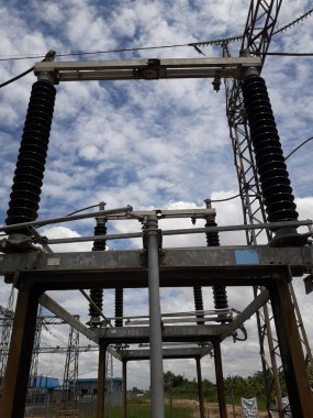 Yüksek voltajlı santralin bağlantısını kesiyorum. Elektrik şebekesinin enerji yalıtımı sağlayan kısımları kullanarak güvenli izolasyon sağlamak için kullanılan anahtar..