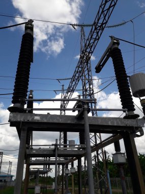 Yüksek voltajlı santralin bağlantısını kesiyorum. Elektrik şebekesinin enerji yalıtımı sağlayan kısımları kullanarak güvenli izolasyon sağlamak için kullanılan anahtar..