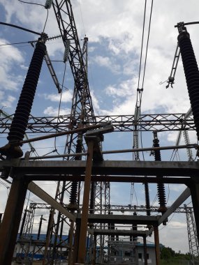 Yüksek voltajlı santralin bağlantısını kesiyorum. Elektrik şebekesinin enerji yalıtımı sağlayan kısımları kullanarak güvenli izolasyon sağlamak için kullanılan anahtar..