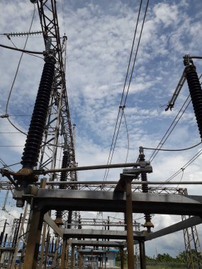 Yüksek voltajlı santralin bağlantısını kesiyorum. Elektrik şebekesinin enerji yalıtımı sağlayan kısımları kullanarak güvenli izolasyon sağlamak için kullanılan anahtar..