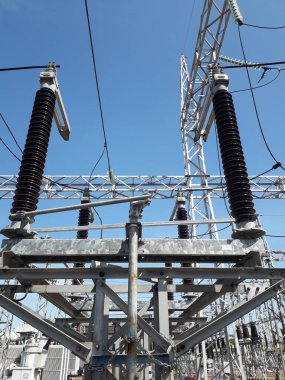 Yüksek voltajlı santralin bağlantısını kesiyorum. Elektrik şebekesinin enerji yalıtımı sağlayan kısımları kullanarak güvenli izolasyon sağlamak için kullanılan anahtar..