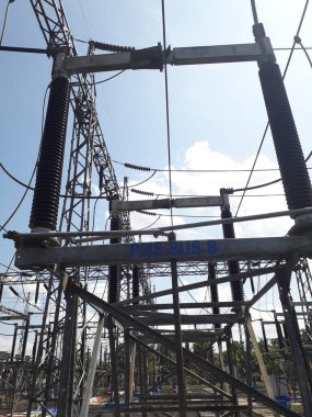 Yüksek voltajlı santralin bağlantısını kesiyorum. Elektrik şebekesinin enerji yalıtımı sağlayan kısımları kullanarak güvenli izolasyon sağlamak için kullanılan anahtar..