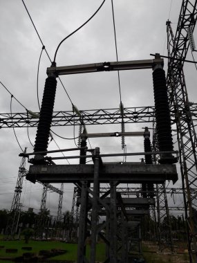 Yüksek voltajlı santralin bağlantısını kesiyorum. Elektrik şebekesinin enerji yalıtımı sağlayan kısımları kullanarak güvenli izolasyon sağlamak için kullanılan anahtar..