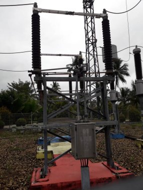 Yüksek voltajlı santralin bağlantısını kesiyorum. Elektrik şebekesinin enerji yalıtımı sağlayan kısımları kullanarak güvenli izolasyon sağlamak için kullanılan anahtar..