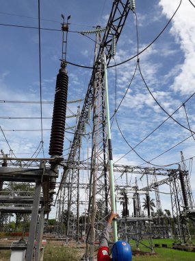 Yüksek voltajlı santralin bağlantısını kesiyorum. Elektrik şebekesinin enerji yalıtımı sağlayan kısımları kullanarak güvenli izolasyon sağlamak için kullanılan anahtar..