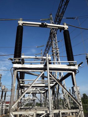 Yüksek voltajlı santralin bağlantısını kesiyorum. Elektrik şebekesinin enerji yalıtımı sağlayan kısımları kullanarak güvenli izolasyon sağlamak için kullanılan anahtar..