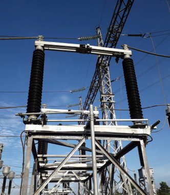 Yüksek voltajlı santralin bağlantısını kesiyorum. Elektrik şebekesinin enerji yalıtımı sağlayan kısımları kullanarak güvenli izolasyon sağlamak için kullanılan anahtar..