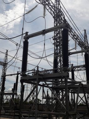 Yüksek voltajlı santralin bağlantısını kesiyorum. Elektrik şebekesinin enerji yalıtımı sağlayan kısımları kullanarak güvenli izolasyon sağlamak için kullanılan anahtar..