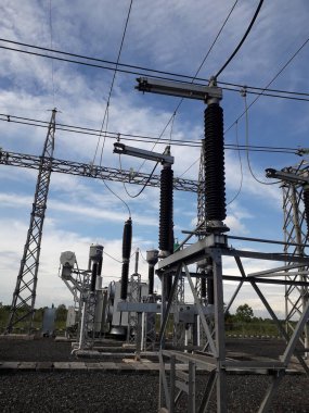 Yüksek voltajlı santralin bağlantısını kesiyorum. Elektrik şebekesinin enerji yalıtımı sağlayan kısımları kullanarak güvenli izolasyon sağlamak için kullanılan anahtar..