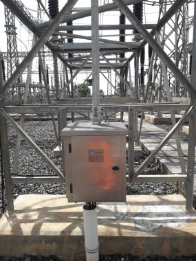 Yüksek voltajlı santralin bağlantısını kesiyorum. Elektrik şebekesinin enerji yalıtımı sağlayan kısımları kullanarak güvenli izolasyon sağlamak için kullanılan anahtar..