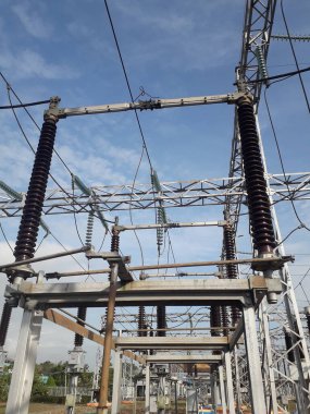 Yüksek voltajlı santralin bağlantısını kesiyorum. Elektrik şebekesinin enerji yalıtımı sağlayan kısımları kullanarak güvenli izolasyon sağlamak için kullanılan anahtar..