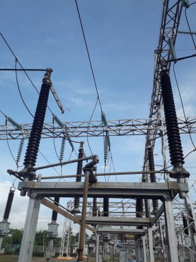 Yüksek voltajlı santralin bağlantısını kesiyorum. Elektrik şebekesinin enerji yalıtımı sağlayan kısımları kullanarak güvenli izolasyon sağlamak için kullanılan anahtar..