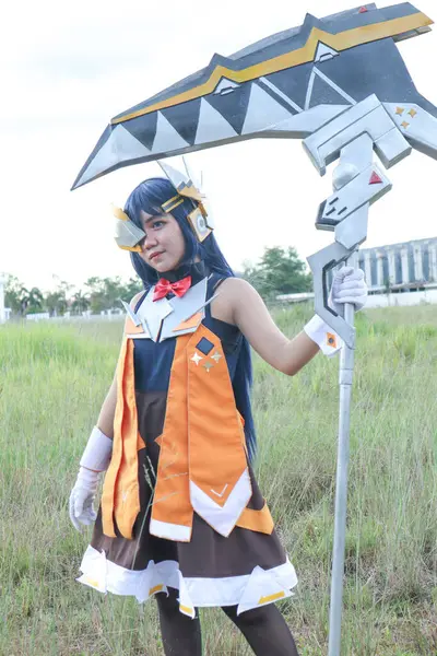 Banjarmasin, Endonezya - 25 Haziran 2023: Kostümcü kostümlü güzel bir genç kadının portresi Genshin 'den Karakter Yakutu