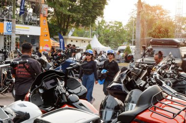 Motosiklet şovunda. Kalimantan Bisiklet Haftası 'nda hızlı ve güçlü bisikletler. Harley Davidson geleneksel motosiklet toplama festivali sırasında özel motosiklet