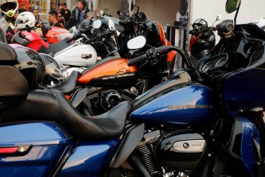 Banjarmasin, Endonezya - 7 Ekim 2023: motosiklet şovu. Kalimantan Bisiklet Haftası 'nda hızlı ve güçlü bisikletler. Harley Davidson geleneksel motosiklet toplama festivali sırasında özel motosiklet