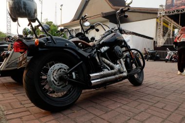 Banjarmasin, Endonezya - 7 Ekim 2023: motosiklet şovu. Kalimantan Bisiklet Haftası 'nda hızlı ve güçlü bisikletler. Harley Davidson geleneksel motosiklet toplama festivali sırasında özel motosiklet