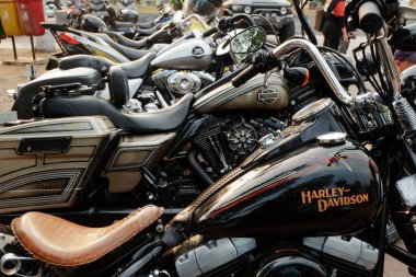 Banjarmasin, Endonezya - 7 Ekim 2023: motosiklet şovu. Kalimantan Bisiklet Haftası 'nda hızlı ve güçlü bisikletler. Harley Davidson geleneksel motosiklet toplama festivali sırasında özel motosiklet