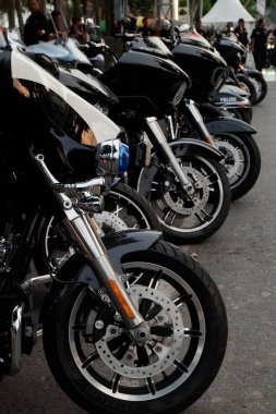 Banjarmasin, Endonezya - 7 Ekim 2023: motosiklet şovu. Kalimantan Bisiklet Haftası 'nda hızlı ve güçlü bisikletler. Harley Davidson geleneksel motosiklet toplama festivali sırasında özel motosiklet