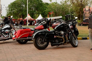 Banjarmasin, Endonezya - 7 Ekim 2023: motosiklet şovu. Kalimantan Bisiklet Haftası 'nda hızlı ve güçlü bisikletler. Harley Davidson geleneksel motosiklet toplama festivali sırasında özel motosiklet