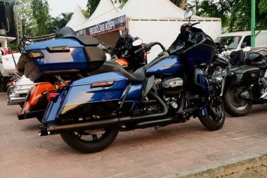 Banjarmasin, Endonezya - 7 Ekim 2023: motosiklet şovu. Kalimantan Bisiklet Haftası 'nda hızlı ve güçlü bisikletler. Harley Davidson geleneksel motosiklet toplama festivali sırasında özel motosiklet