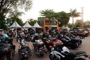 Banjarmasin, Endonezya - 7 Ekim 2023: motosiklet şovu. Kalimantan Bisiklet Haftası 'nda hızlı ve güçlü bisikletler. Harley Davidson geleneksel motosiklet toplama festivali sırasında özel motosiklet