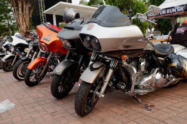 Banjarmasin, Endonezya - 7 Ekim 2023: motosiklet şovu. Kalimantan Bisiklet Haftası 'nda hızlı ve güçlü bisikletler. Harley Davidson geleneksel motosiklet toplama festivali sırasında özel motosiklet