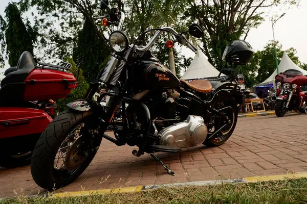 Banjarmasin, Endonezya - 7 Ekim 2023: motosiklet şovu. Kalimantan Bisiklet Haftası 'nda hızlı ve güçlü bisikletler. Harley Davidson geleneksel motosiklet toplama festivali sırasında özel motosiklet