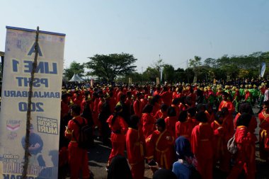 Banjarbaru, Endonezya - 28 Ekim 2023: Pencak Silat savaşçıları Güney Kalimantan 'da 10.000 dövüş sanatının rekorunu kırdı