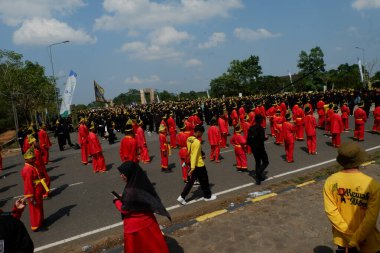 Banjarbaru, Endonezya - 28 Ekim 2023: Pencak Silat savaşçıları Güney Kalimantan 'da 10.000 dövüş sanatının rekorunu kırdı