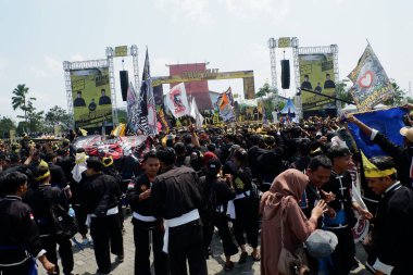 Banjarbaru, Endonezya - 28 Ekim 2023: Pencak Silat savaşçıları Güney Kalimantan 'da 10.000 dövüş sanatının rekorunu kırdı