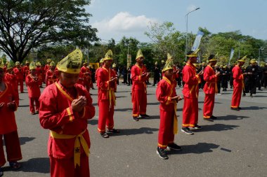 Banjarbaru, Endonezya - 28 Ekim 2023: Pencak Silat savaşçıları Güney Kalimantan 'da 10.000 dövüş sanatının rekorunu kırdı