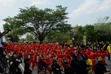 Banjarbaru, Endonezya - 28 Ekim 2023: Pencak Silat savaşçıları Güney Kalimantan 'da 10.000 dövüş sanatının rekorunu kırdı